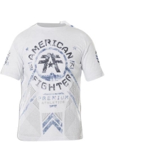 T-Shirt mit großen reflektierenden Print Designs<br><ul><li><span class=art_list_head>American Fighter by Affliction T-Shirt Mitchell</span> in Weiß</li><li>Design by Affliction</li><li>Kurzarm Shirt</li><li>Großer reflektierender Print mit Schriftzügen auf der Vorder- und Rückseite</li><li>Zweifarbiger Print auf den Ärmeln</li><li>Logo Patch am unteren Saum</li>  <li>50 % Baumwolle, 50 % Polyester</li>  <li>Style FM5225</li>  <li>Authentisches American Fighter by Affliction...