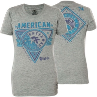 T-Shirt mit großen Print Designs, Patch, Glitzerfolie und Kontrastnähten <br><ul><li><span class=art_list_head>American Fighter by Affliction T-Shirt Siena Heights Handcraft</span> in Grau</li><li>Design by Affliction</li><li>Kurzarm Shirt</li><li>Großer Print mit Schriftzügen und blauer Glitzerfolie als Akzente vorne und hinten</li><li>Blaue Kontrastnähte entlang der Seiten</li><li>Logo Patch am unteren Saum</li><li>50 % Baumwolle, 50 % Polyester</li><li>Style FW2575</li><li>Authentisches American Fighter...