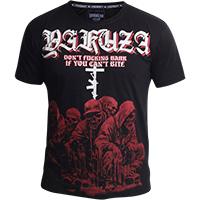 Shirt mit Print Designs und Schriftzügen<br><ul><li><span class=art_list_head>Yakuza T-Shirt Bark Regular TSB-25027 </span>in Schwarz</li><li>Kurzarm Shirt</li><li>Großer Schriftzug und Print-Design auf der Vorder- und Rückseite</li><li>Logo-Print an der Seite</li><li>Logo-Patch am unteren Saum</li><li>100 % Baumwolle</li><li>Authentisches T-Shirt von Yakuza</li></ul><table style=width: 100%; border=0>  <tbody>    <tr>      <td>Größe</td>  ...